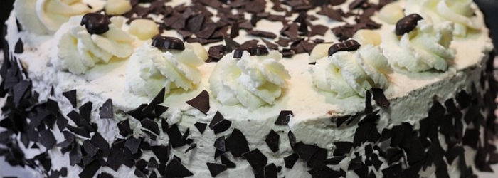 Jak używać posypki cukierniczej do dekoracji ciast? Praktyczne wskazówki